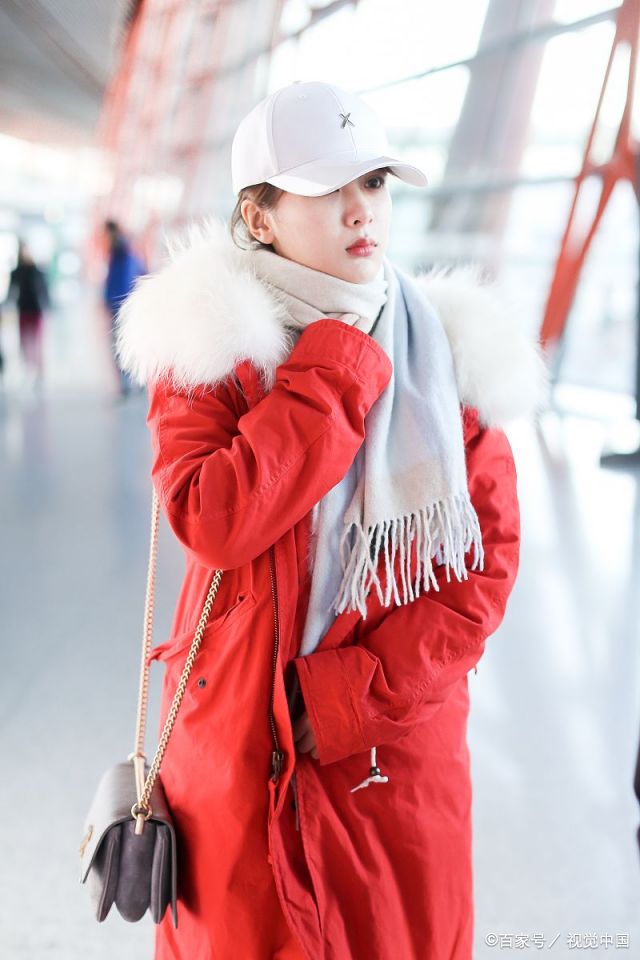 杨紫穿着新年红超显白的!链条包 派克大衣活力十足,越看越欢喜